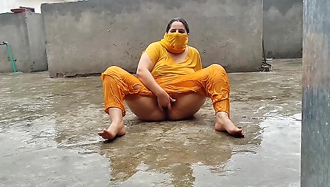 Pakistani Stepmom Enjoy The Rain