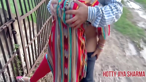 Jamindar Ke Bete Ne Bhabhi Ko Tabadtod Choda Jab Wo Khet Mein Pisaab Kar Rahi Thi