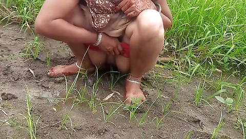 The Middle Of The Paddy Field, The Stepsister-in-law Made A Mare And Loudly Fucked The Ass And Removed The Water Of The Cock, The Real Stepsister-in-law Enjoyed Fucking In The Field