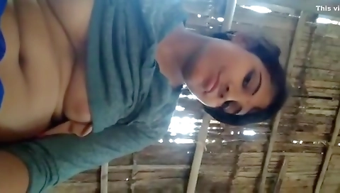 Beautiful Sexy Dehati Girl Showing Her Boobs On Cam