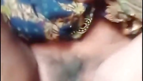 Bhabhi Chut Me Ungli Dal Kar Pyas Bujhai