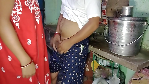 Indian Bangali Pinki Vabi Kitchen Me Kam Kar Rahi Thi Or Davor Aya Room Pe Leja Ke Chodke Vabi Ki Pussy Ko Jamke Choda