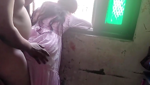 Pati Ghar Pe Nhi Tha Bhabhi Apne Parosi Ko Bula Kar Chudbai