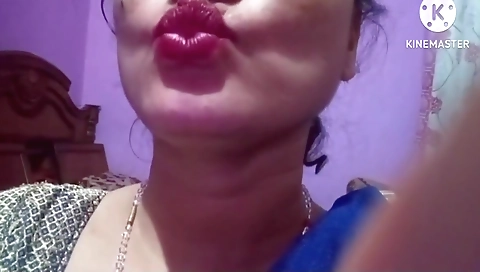 Give Sexy Lips Kisses To All Her Fans