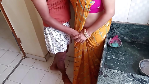 Kaamwali Naughty Married Stepdaughter Fucked In Kitchen While She Was Washing Dishes