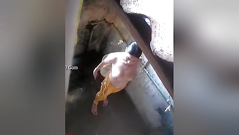 Desi Bhabhi Bathing Record In