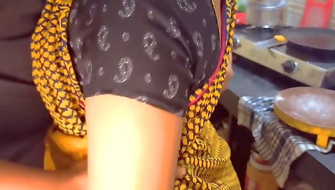 2 Bhabhi Khana Paka Raha Tha Ushe Zabardasti Karke Chud Diya