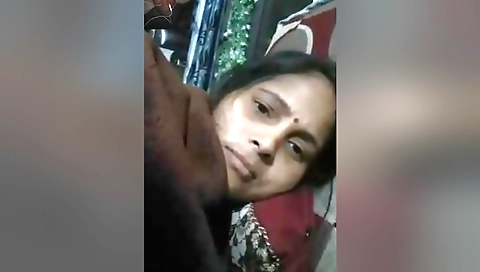 Exclusive- Sexy Look Desi Bhabhi Showing Her Big Boobs On Video Call