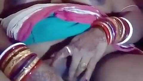 Local Desi Mami Masturbating Using Brinjal Inside Pussy