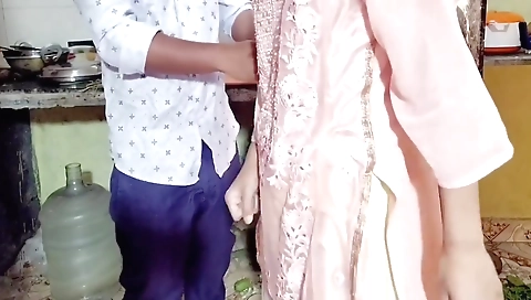 Desi Ladaki Ne Apane Yaar Ka Pani Apne Boobs Ke Upar Giraya