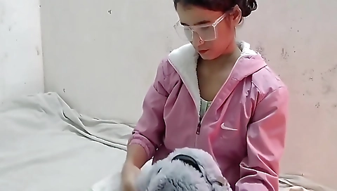 Ghar Me Akele Dekh Kar Stepsister Ko Chod Diya
