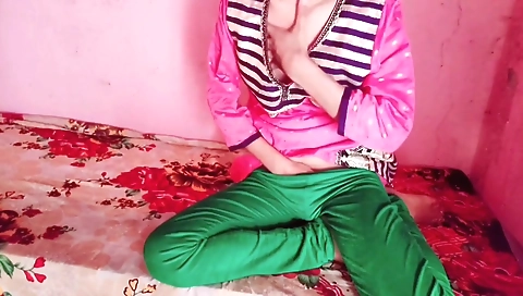 Desi Ladki Bed Par Baitakr Apne Chut Ke Sath Khel Rahi Thi Tabhi Uska Yaar Aya Or Usko Chod Diya