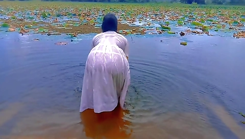 Srilankan Sexy Outside Place Playing, College Girl Bathing Natural Tank, Srilankan Outside Sexhot Video