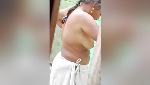Today Exclusive- Mature Aunty Out Door Cloths Wearing Record In