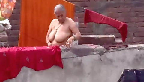 Buddhi Ki Lahrati Choot