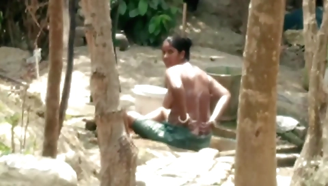 Is Showing Her Boobes While Taking Bath With Indian Aunty
