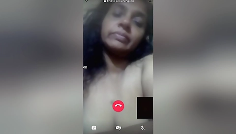 Today Exclusive- Mallu Bhabhi Showing Her Boobs 1