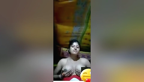 Exclusive- Desi Bhabhi Showing Her Boobs To Lover On Video Call