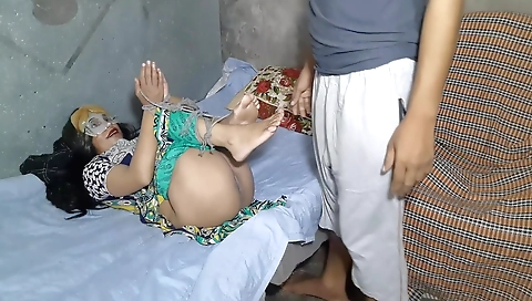 Nokrani Chori Kr Rhi Thi Malik Ne Pakad Kr Jabardasti Choda, House Maid