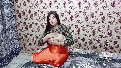 Beautiful Indian Bhabhi Showing Big Boobs With Dirty Hindi Talks With Huge Boobs