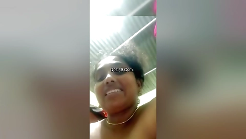 Today Exclusive-desi Bhabhi Showing Boobs